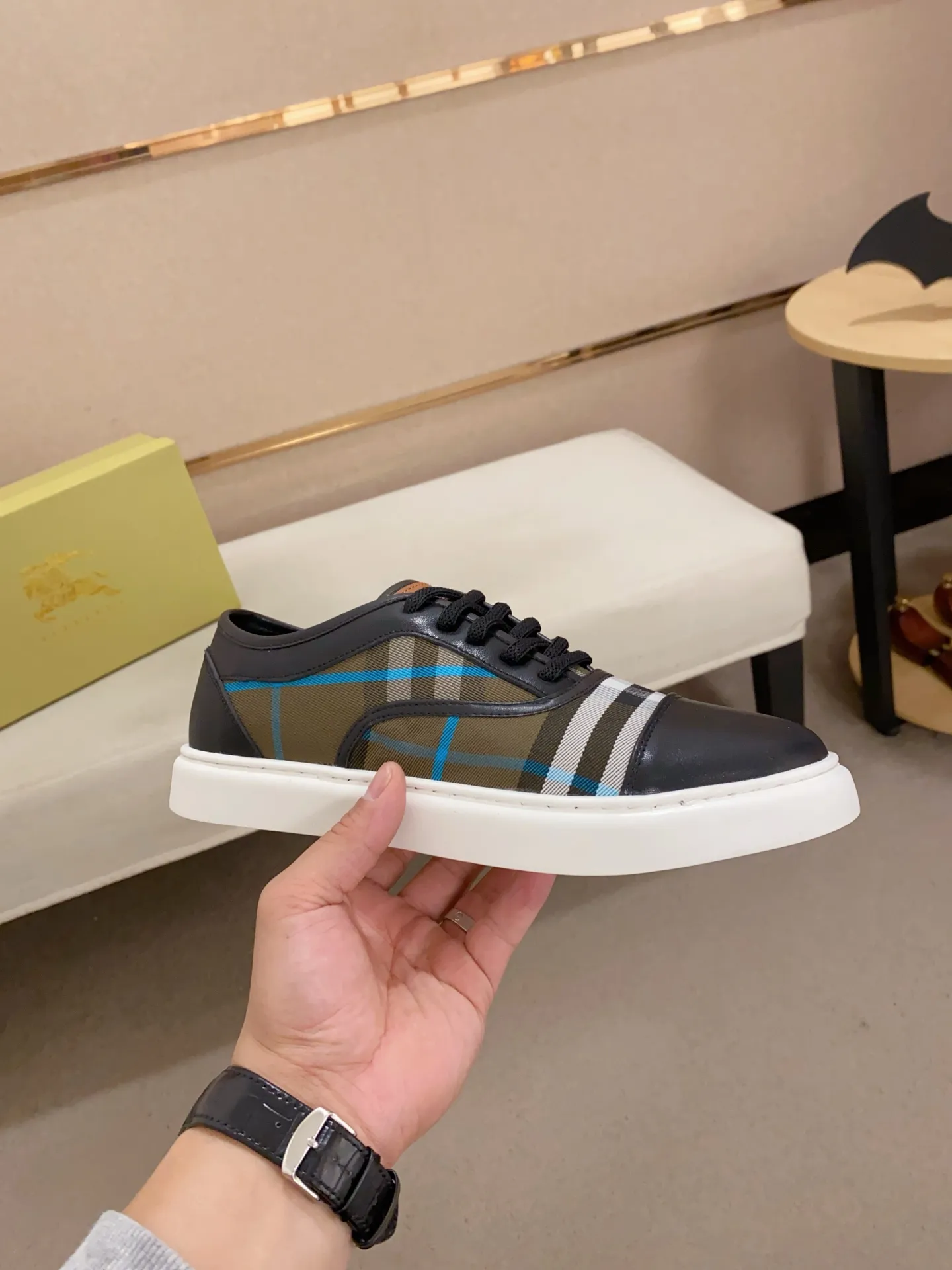 Men's shoes💰: 400💰🇮🇹🇮🇹The counters are synchronized with BURBERRY's top purchasing agents🔍🔍Synchronized sales. Positive code number: 38-44. Italian imported cowhide with official website fabric. Fully imported sheepskin lining, sole: original sole provided by the original factory, exclusive movable molded sole, super comfortable, original factory follow-up goods, 🔍🔍high quality, you can enter and leave the counter at will, welcome to compare (can be customized 45)